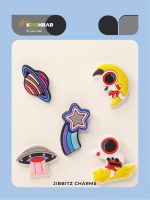 کالکشن جیبیتز طرح فضایی برای تزئین کفش کراکس برند کوهبر