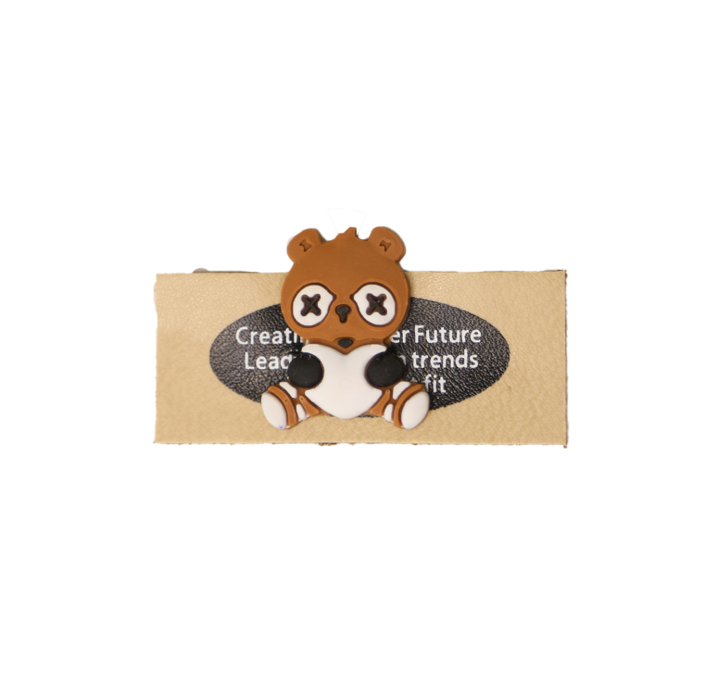 مارک ترکیبی لباس با جیبیتز طرح خرس | اتیکت چرم و سیلیکون با کیفیت تولید کوهبر برای پوشاک عمده