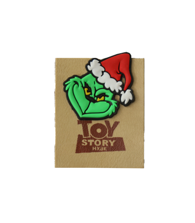 مارک لباس ترکیبی با جیبیتز طرح گرینچ اتیکت چرم و سیلیکون با کیفیت تولید کوهبر برای پوشاک عمده