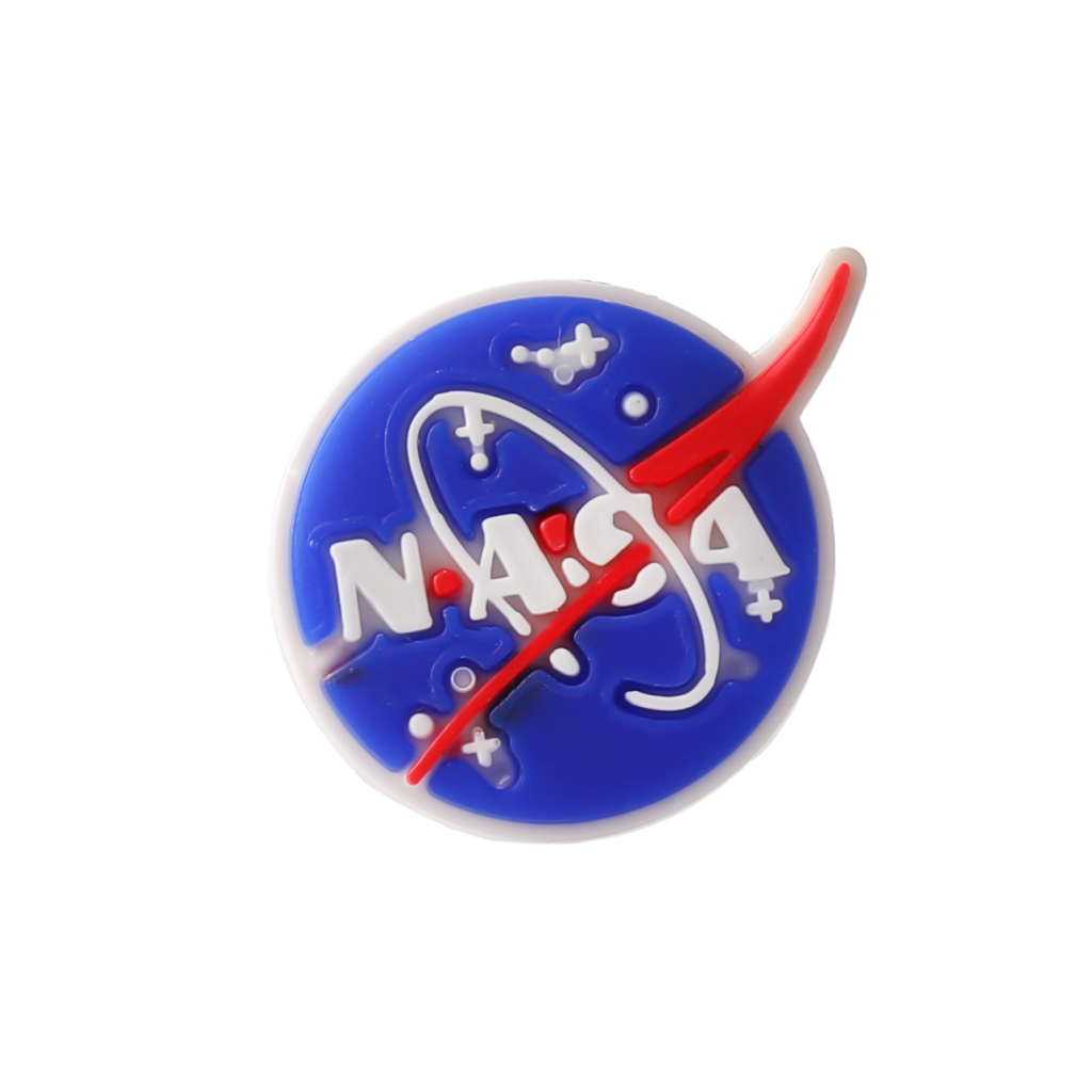 جیبیتز سیلیکونی با طرح لوگوی NASA به رنگ‌های قرمز، سفید و آبی، مناسب برای تزئین کفش کراکس و کیف نوجوانان و علاقه‌مندان به فضا