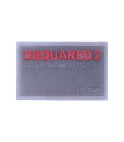 مارک ژلاتینی dsquared روی پایه چرمی مناسب دوخت روی لباس و اکسسوری