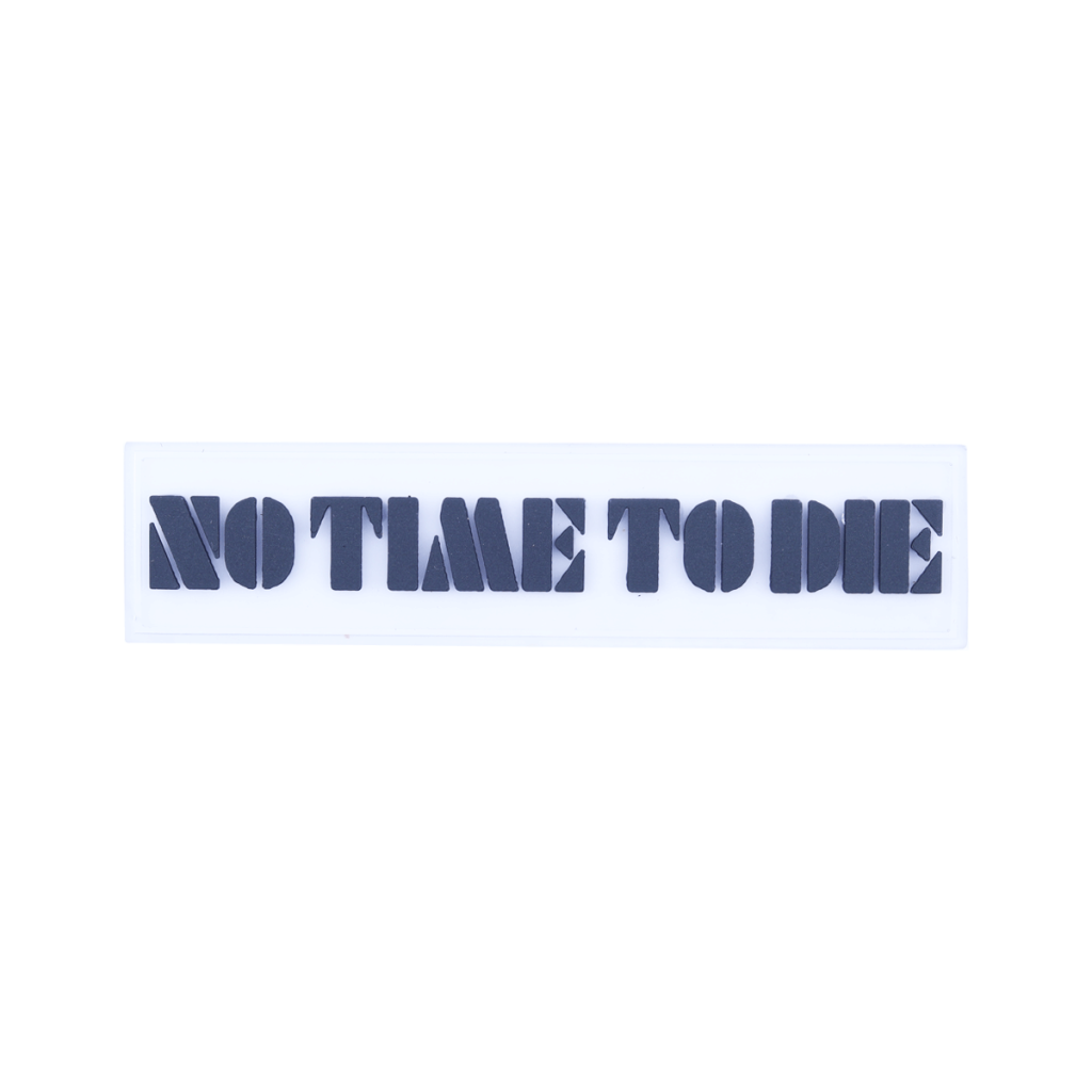 مارک ژلاتینی No Time to Die با تایپوگرافی سه‌بعدی و براق مناسب لباس و کیف – برند کوهبر