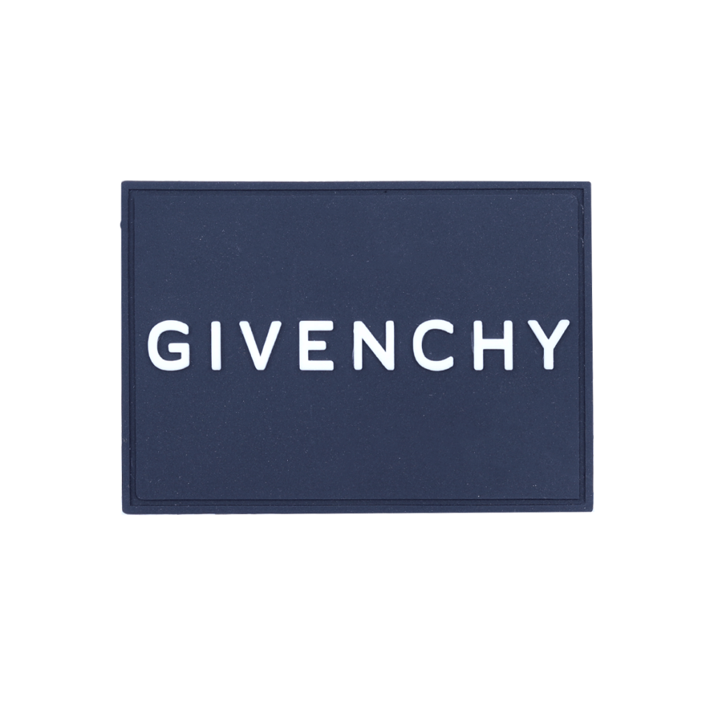مارک ژلاتینی Givenchy روی پایه چرمی مناسب دوخت روی لباس و اکسسوری