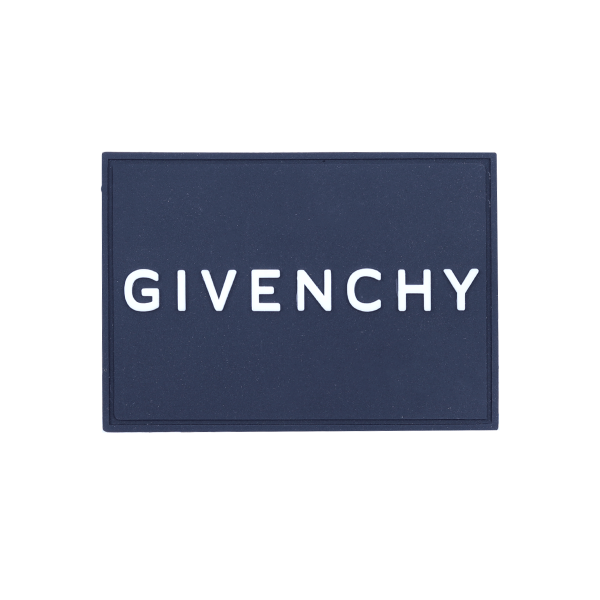 مارک ژلاتینی Givenchy روی پایه چرمی مناسب دوخت روی لباس و اکسسوری
