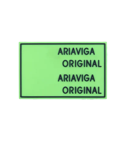 مارک ژلهای Ariaviga با نوشته برجسته ژلاتینی روی چرم، مناسب دوخت روی لباس و کیف.
