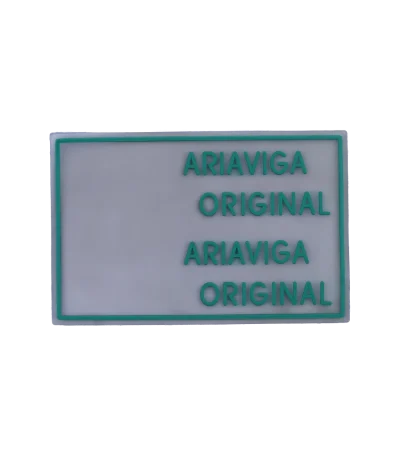 مارک ژلهای Ariaviga با نوشته برجسته ژلاتینی روی چرم، مناسب دوخت روی لباس و کیف.