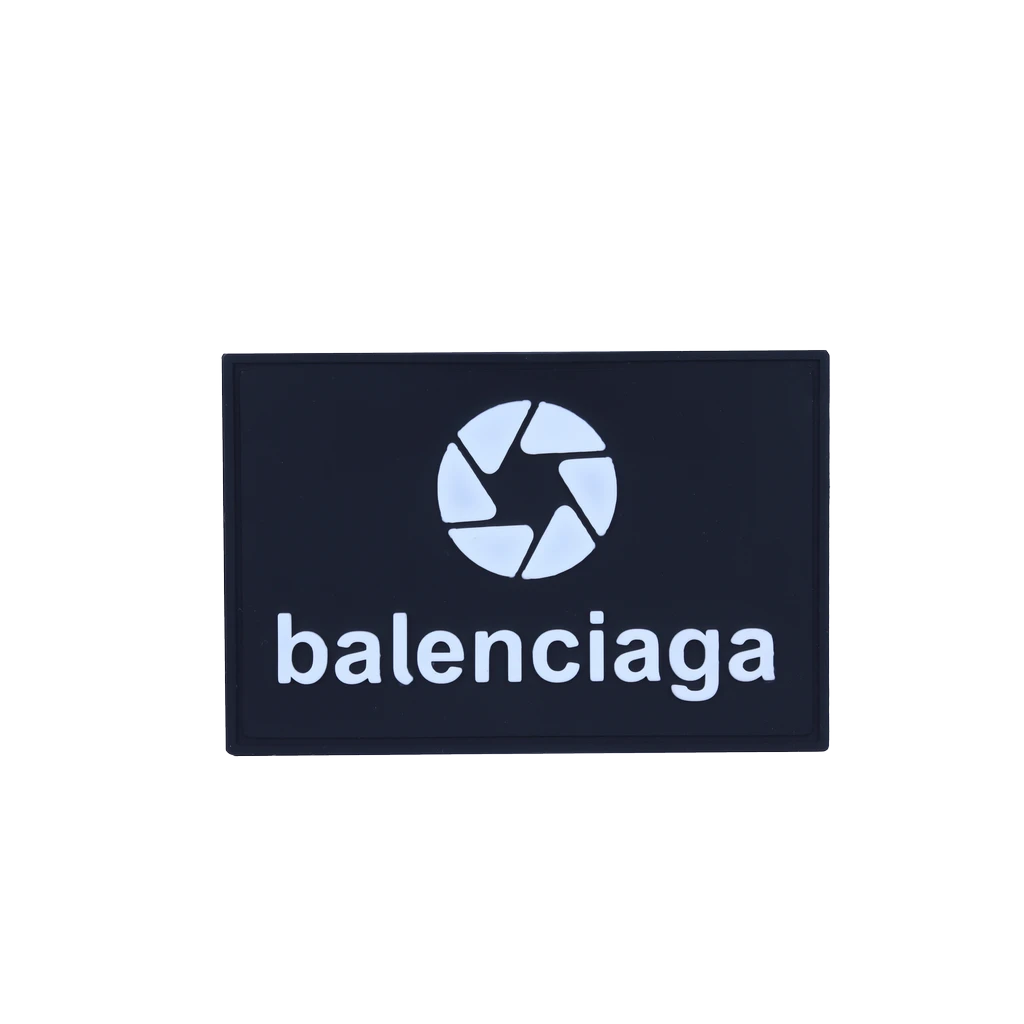 مارک ژلاتینی Balenciaga با نوشته برجسته سفید روی پایه چرمی مشکی، تولید کوهبر مارک ژلاتینی Balenciaga با نوشته برجسته سفید روی پایه چرمی مشکی، تولید کوهبر