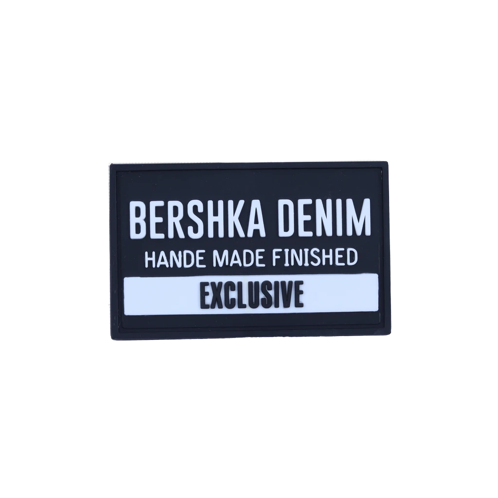 مارک ژلاتینی Balenciaga با نوشته برجسته سفید روی پایه چرمی مشکی، تولید کوهبر مارک ژلاتینی Balenciaga با نوشته برجسته سفید روی پایه چرمی مشکی، تولید کوهبر