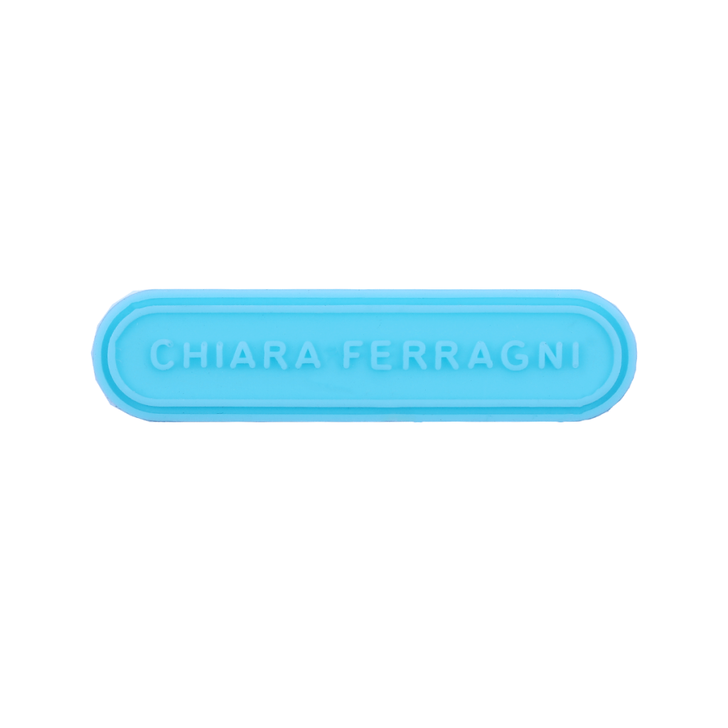 مارک ژلاتینی chiara ferragni نصب‌شده روی لباس زنانه با طراحی فشن و خاص، تولید برند کوهبر.