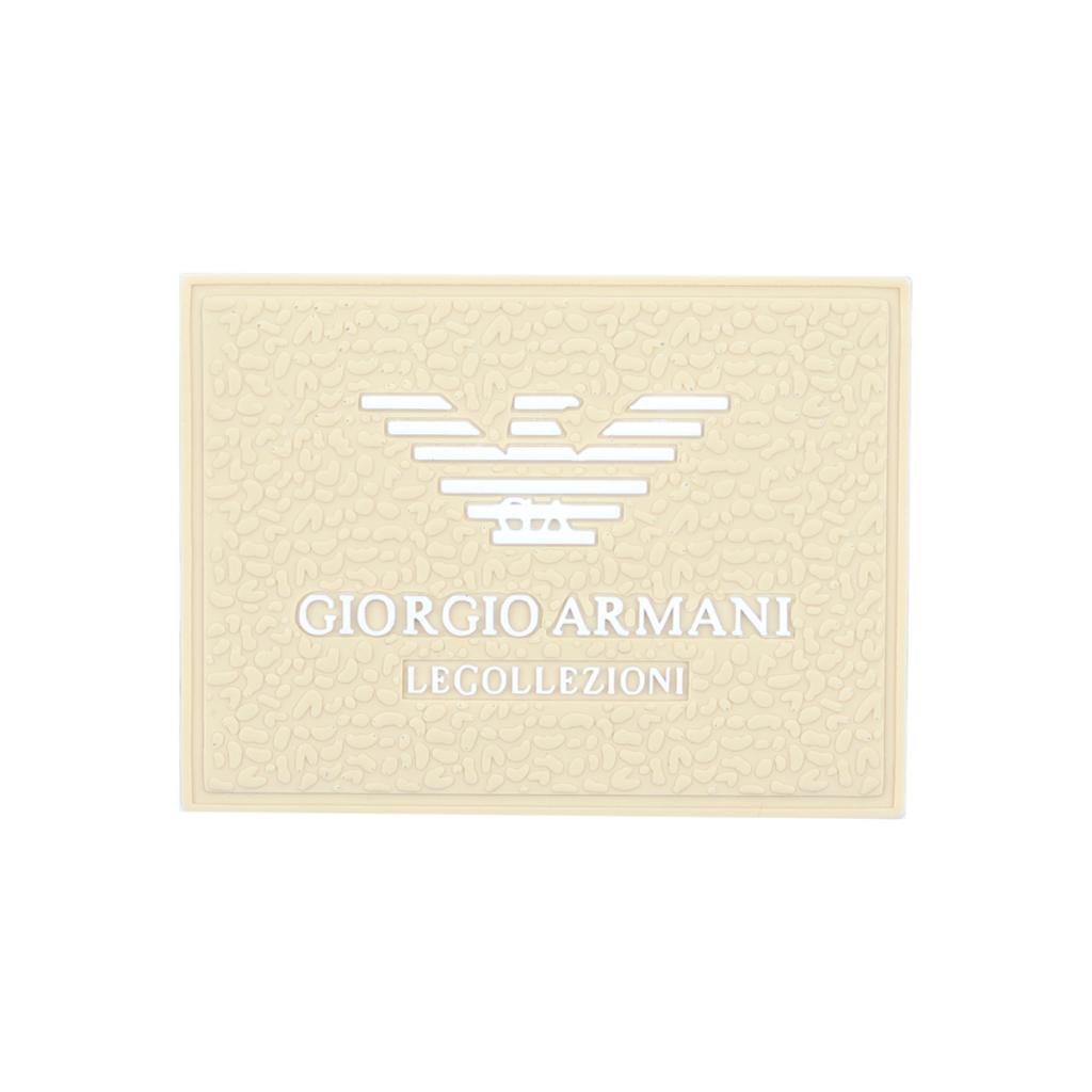 مارک ژلاتینی giorgio armani روی پایه چرمی مناسب دوخت روی لباس و اکسسوری