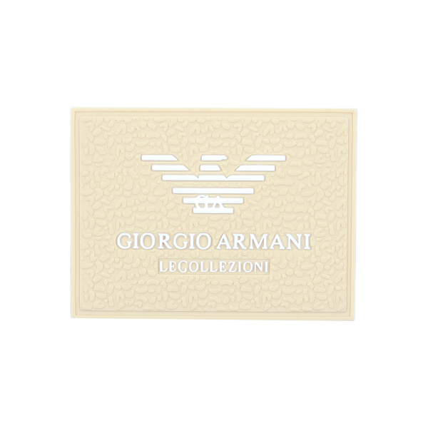 مارک ژلاتینی giorgio armani روی پایه چرمی مناسب دوخت روی لباس و اکسسوری