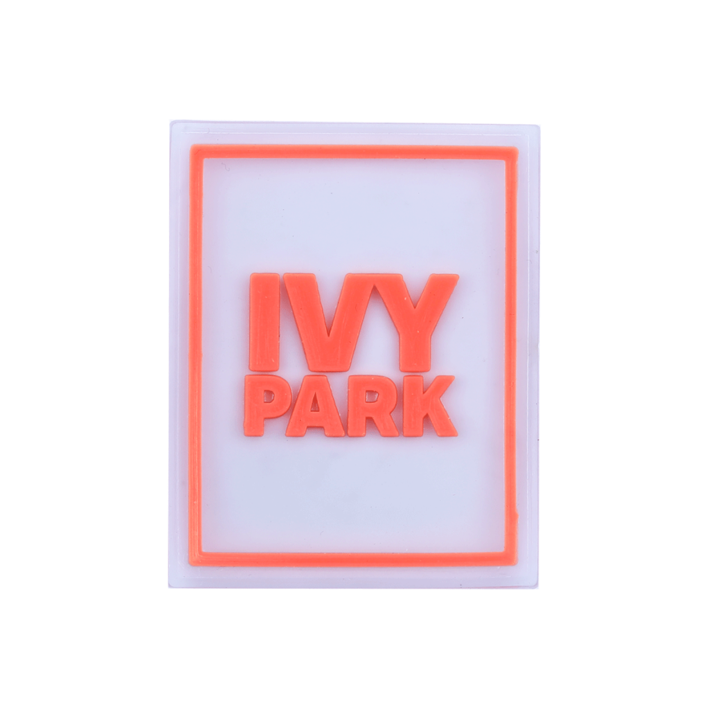 مارک ژلاتینی ivy park با طراحی اسپرت و نوشته ژله‌ای برجسته روی زمینه سیلیکونی مشکی، تولید برند کوهبر.