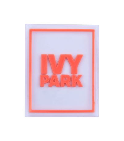 مارک ژلاتینی ivy park با طراحی اسپرت و نوشته ژلهای برجسته روی زمینه سیلیکونی مشکی، تولید برند کوهبر.