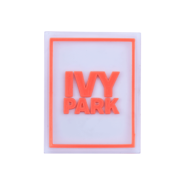مارک ژلاتینی ivy park با طراحی اسپرت و نوشته ژله‌ای برجسته روی زمینه سیلیکونی مشکی، تولید برند کوهبر.