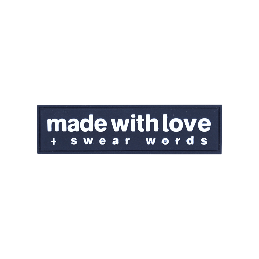 مارک ژلاتینی طرح made with love با نوشته برجسته، مناسب دوخت روی لباس، کیف و کفش. کیفیت بالا، دوام و طراحی خاص از برند کوهبر برای سفارش عمده.