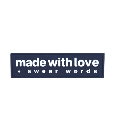مارک ژلاتینی طرح made with love با نوشته برجسته، مناسب دوخت روی لباس، کیف و کفش. کیفیت بالا، دوام و طراحی خاص از برند کوهبر برای سفارش عمده.