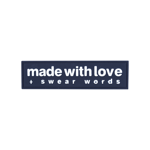 مارک ژلاتینی طرح made with love با نوشته برجسته، مناسب دوخت روی لباس، کیف و کفش. کیفیت بالا، دوام و طراحی خاص از برند کوهبر برای سفارش عمده.
