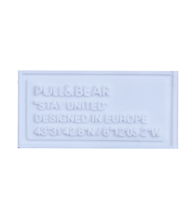 مارک ژلاتینی pull and bear مخصوص پوشاک اسپرت با طراحی براق و برندینگ حرفهای، تولید شده توسط کوهبر.