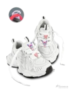 جیبیتز آبنبات چوبی خرگوشی روی کتونی