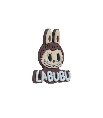 جیبیتز عروسک لبوبو و نوشته Labubu خرید از تولید کننده محصول برند کوهبر مناسب استفاده به عنوان خرجکار پوشاک
